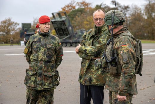 Merz besucht Artillerieschule in Idar-Oberstein